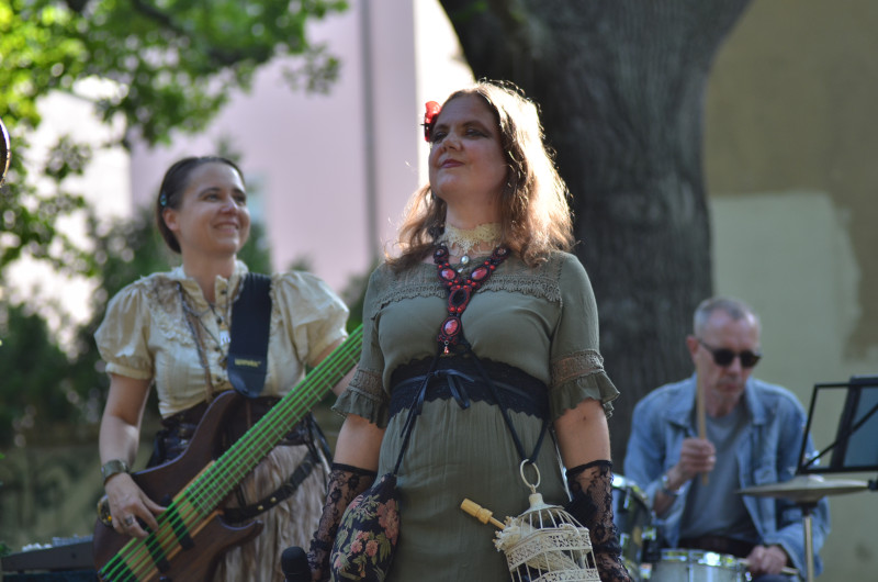 Lucinde el Aya, dahinter Lady of Glencoe mit Bass und Martin am Schlagzeug