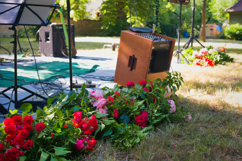 Bühnendekoration: Die Monitorbox und jede Menge Blumen