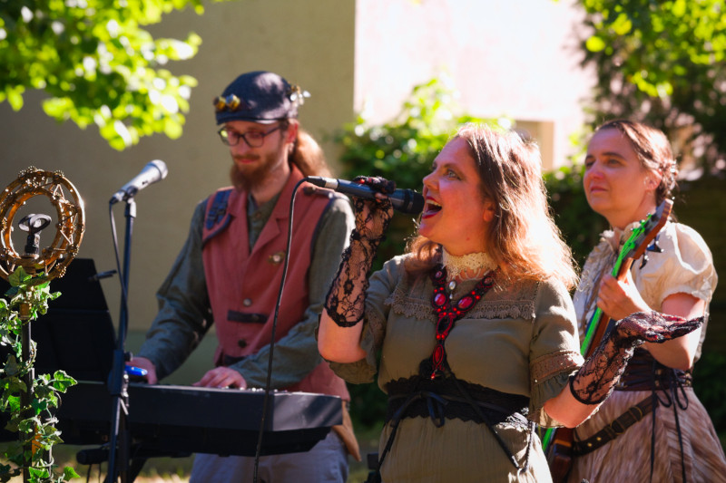 Sängerin Lucinde el Aya, im Hintergrund B.T. Hoven am Klavier und Lady of Glencoe am Bass